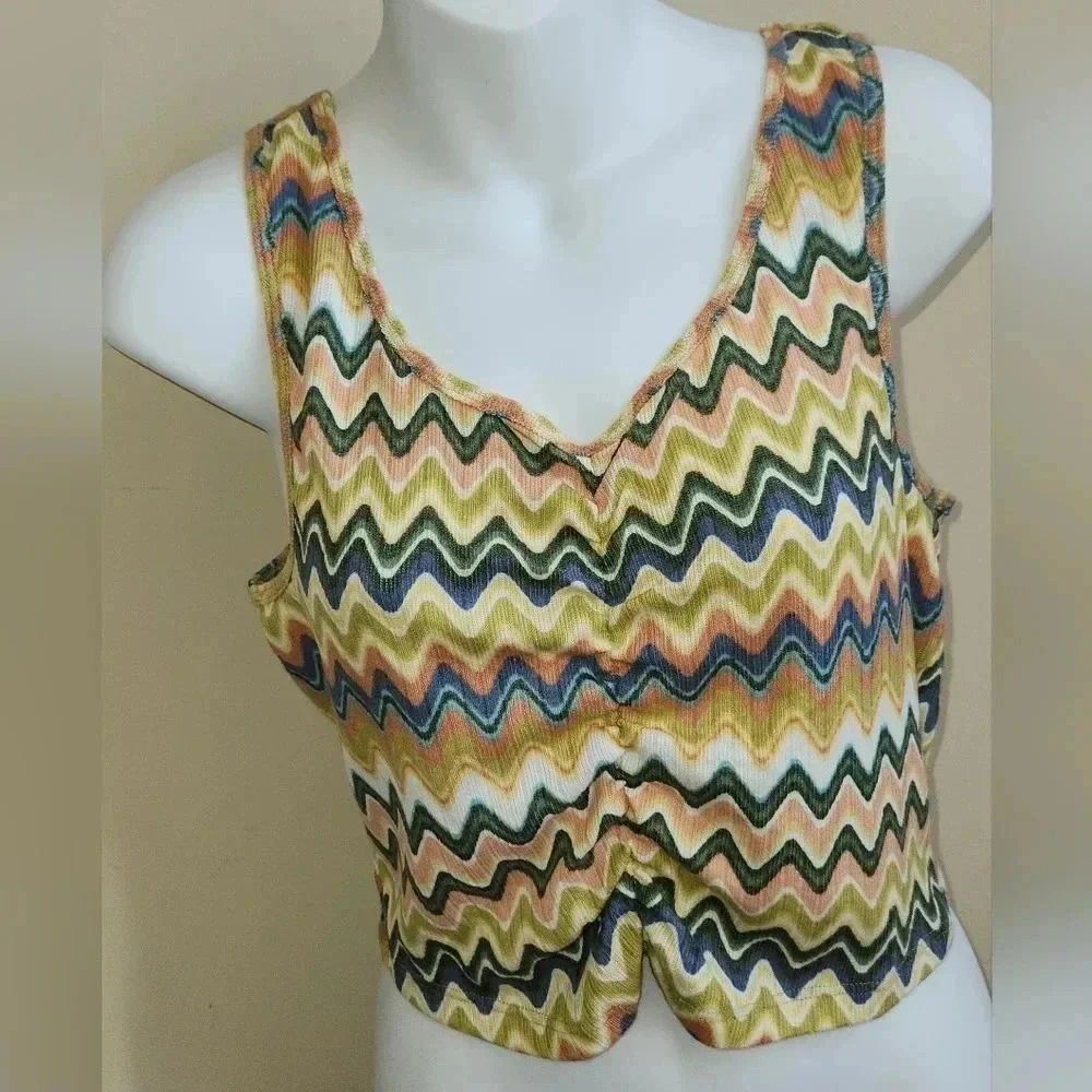 Nwt Colsie ladies zig zag pattern crop top